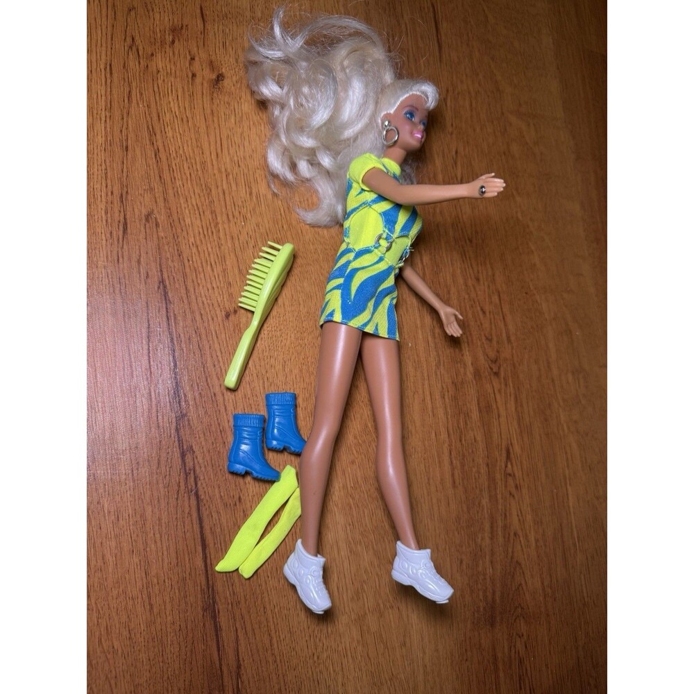 Mattel 1997 - Movin' Groovin' Barbie‎ Doll - Walking Barbie - Stamp Shoes